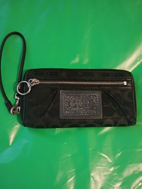 Coach Poppy Long Zip Wallet/Wristlet